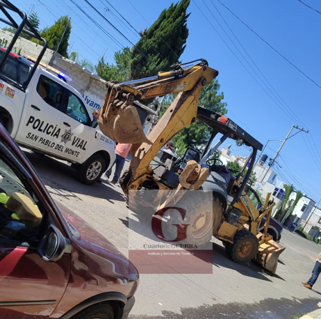 ¡Pobladores hacen el trabajo de la policía! Atrapan a ladrones y recuperan trascabo en San Pablo del Monte; el operador sigue desaparecido