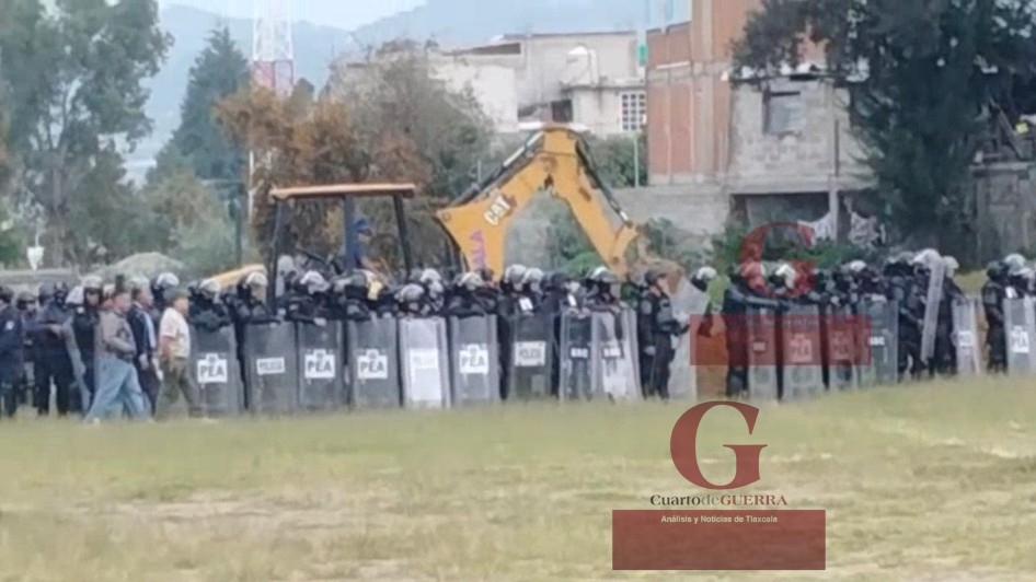 ¡Estalla la violencia en Ixcotla! Pobladores se enfrentan a policías por obra del IMSS