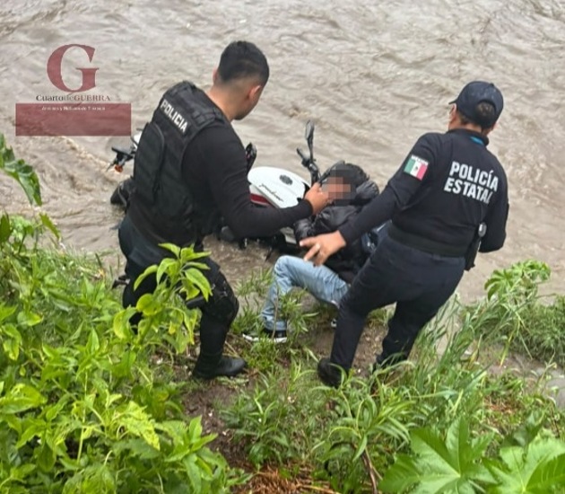 ¡Se salva de milagro! Policías y vecinos rescatan a motociclista atrapado por la corriente en Papalotla