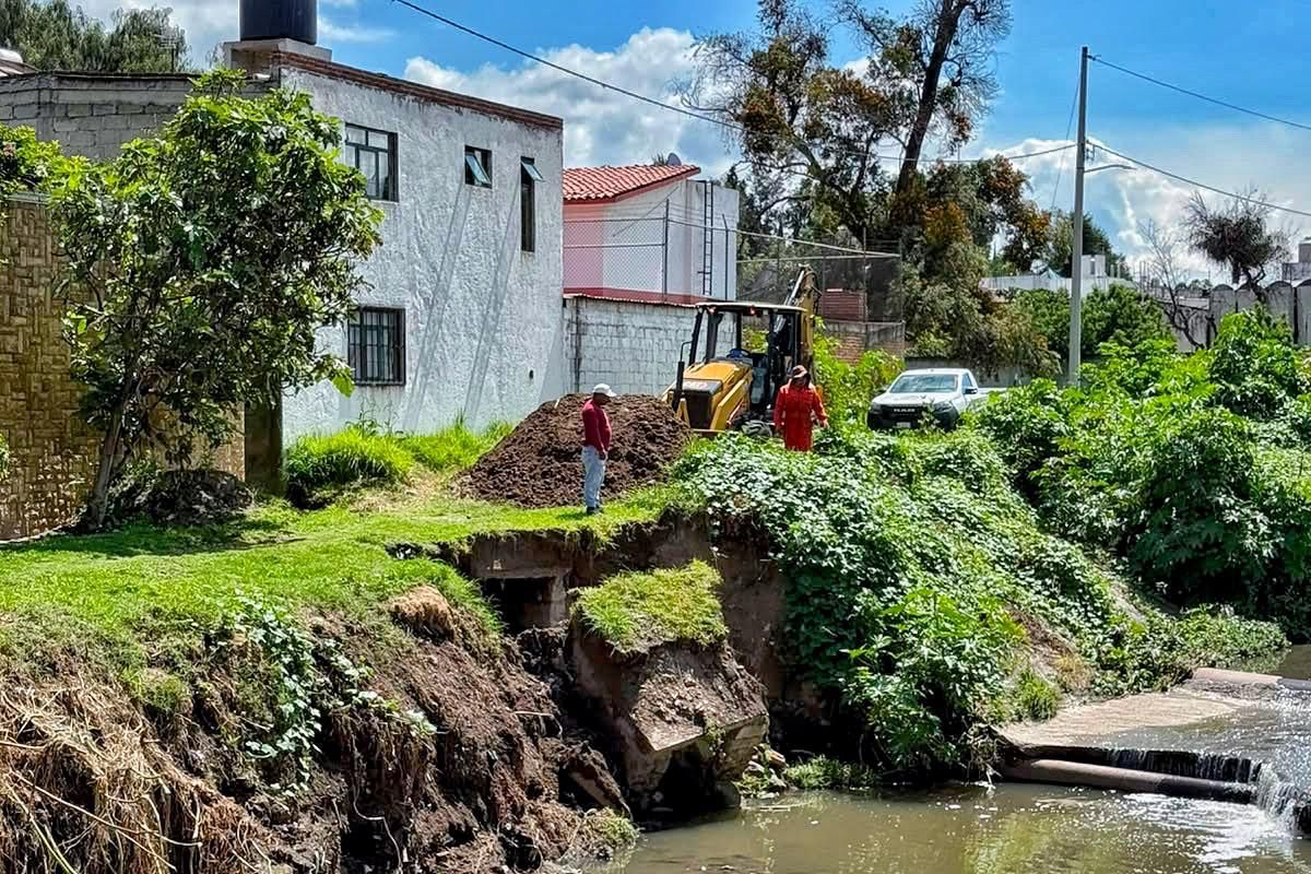 Atiende Dirección de Obras Públicas talud en barranca Briones de Santa María Ixtulco