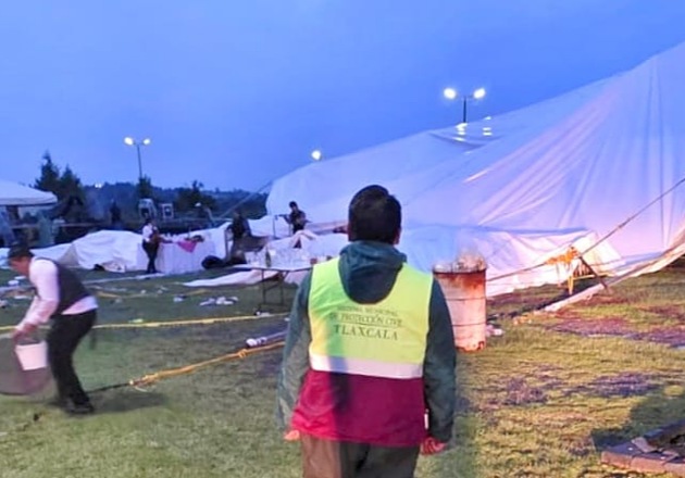 Personal de Protección Civil municipal atiende reporte por caída de lona en salón de eventos