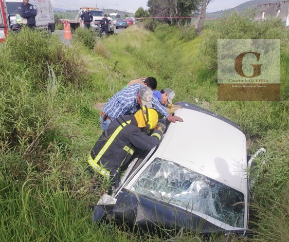 Mueren dos adultos mayores y un joven resulta herido al salir de carretera y caer a una zanja en Tlaxco