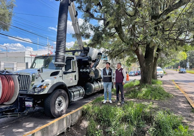 Limpieza de canal pluvial en la carretera Tlaxcala - Puebla protege a miles de familias ante temporada de lluvias