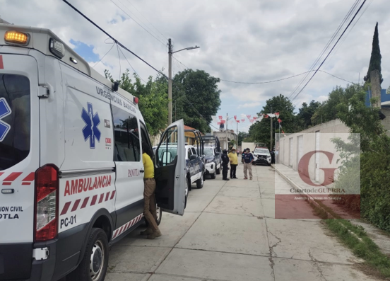 Presuntos ebrios atacan a machetazos a hermano de un funcionario, en Panotla