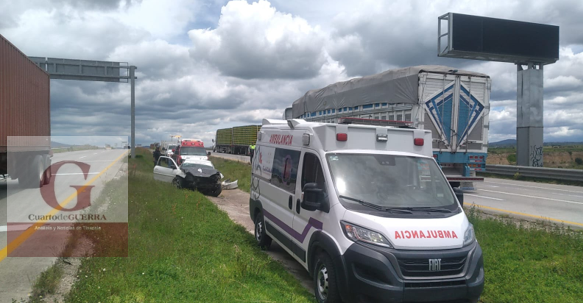 Sobrevive a accidente, ataca a paramédicos y muere atropellado al saltar de ambulancia en el Arco Norte