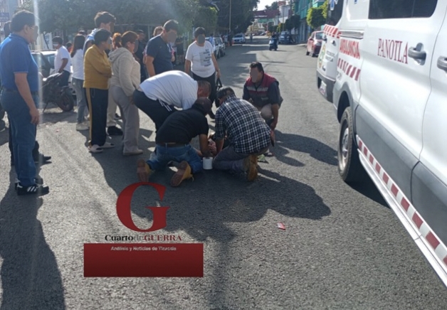 A exceso de velocidad y sin casco: motociclista derrapa 30 metros y se estrella contra camioneta en Panotla