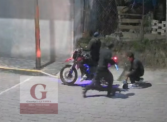 Captan en video asalto de motoladrones a un joven en San Pablo del Monte
