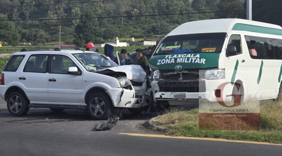 Por evitar se aplastada por unidad pesada, mujer choca contra colectiva en Panotla