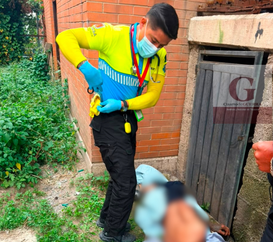 Sujeto intoxicado intenta meterse a una casa en Chiautempan, cae de 3 metros y termina grave