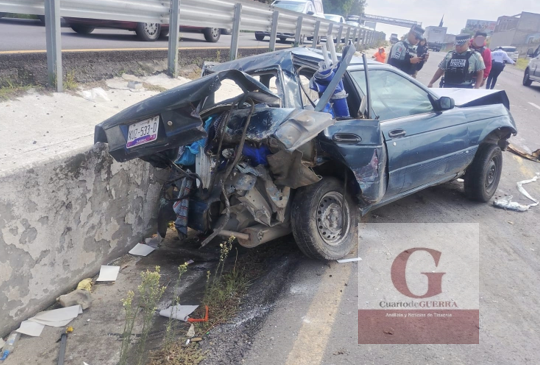 Tráiler embiste y proyecta a hermanos taqueros contra muro de contención; joven muere en el hospital