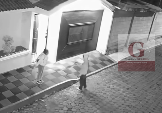 Ladrones en moto acechan en la oscuridad e intentan asaltar a una mujer, en Papalotla