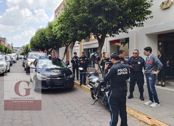 Sujetos en moto despojan a gerente de casi 16 mil pesos cuando iba al banco en Tlaxcala centro