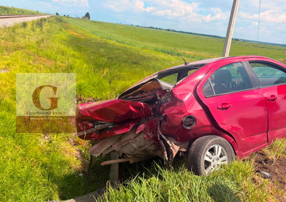 Tren embiste a vehículo que intentó ganarle el paso en Tlaxco; un niño resulta lesionado