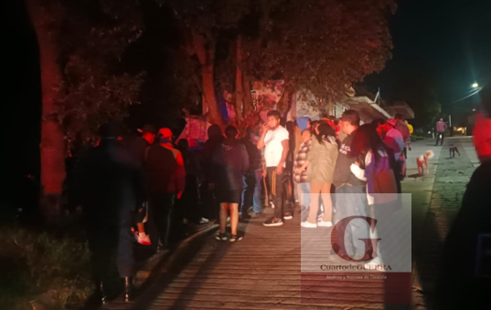 Turba enardecida intenta linchar a presunto ratero en Chiautempan; policías lo rescatan