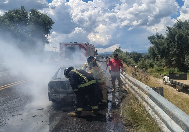 Controlan incendio de vehículo sobre la carretera Huamantla–El Carmen Xalpatlahuaya
