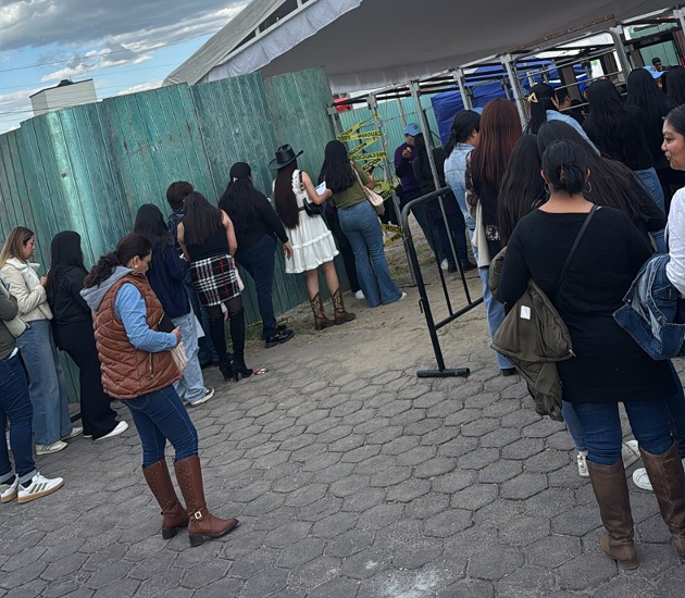 Miles de asistentes comienzan a arribar al Foro Latido para el concierto de Christian Nodal