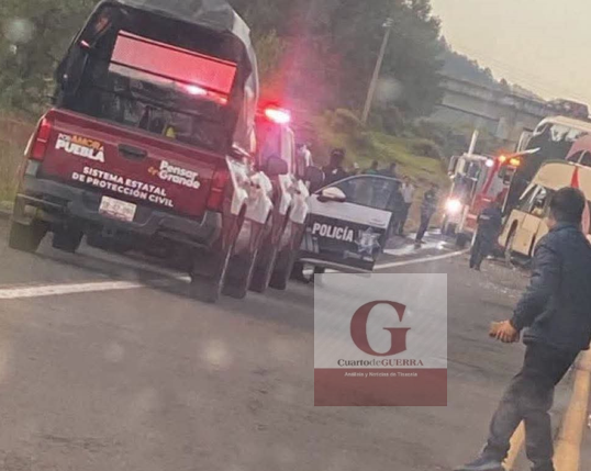 Autobús SUPRA se incrusta detrás de una pipa en la Tlaxco-Tejocotal; reportan al menos 10 lesionados