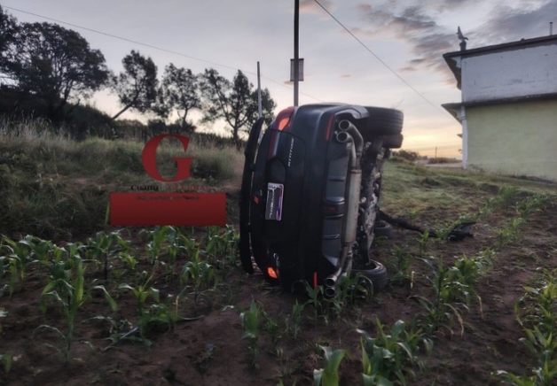 Encapuchados con armas roban auto en Españita; policías lo recuperan abandonado