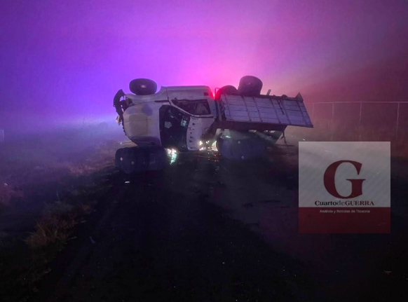 Trágico choque y volcadura en Huamantla: un hombre muere tras colisión entre un Virtus y una camioneta