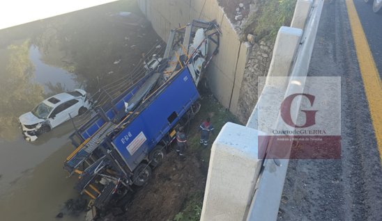Nodriza con ocho autos se va a barranco en el Libramiento Apizaco-Huamantla; genera caos vial