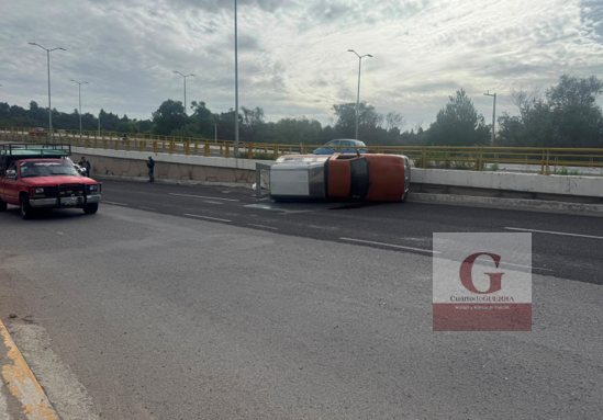 Trabajadores de Cuapiaxtla sobreviven a aparatosa volcadura rumbo a su trabajo