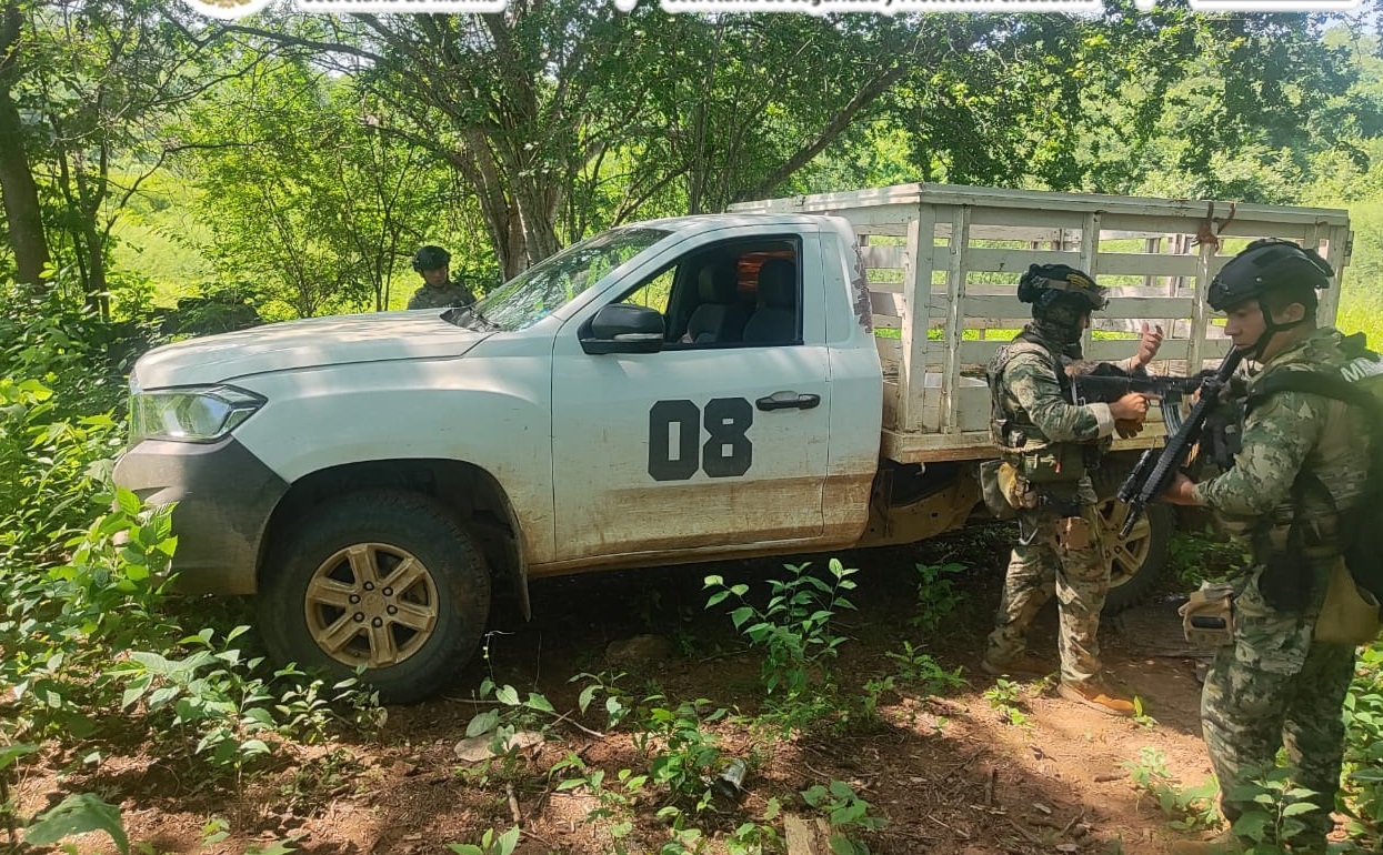Aseguran armamento, munición, artefactos explosivos y presunta droga en Sinaloa
